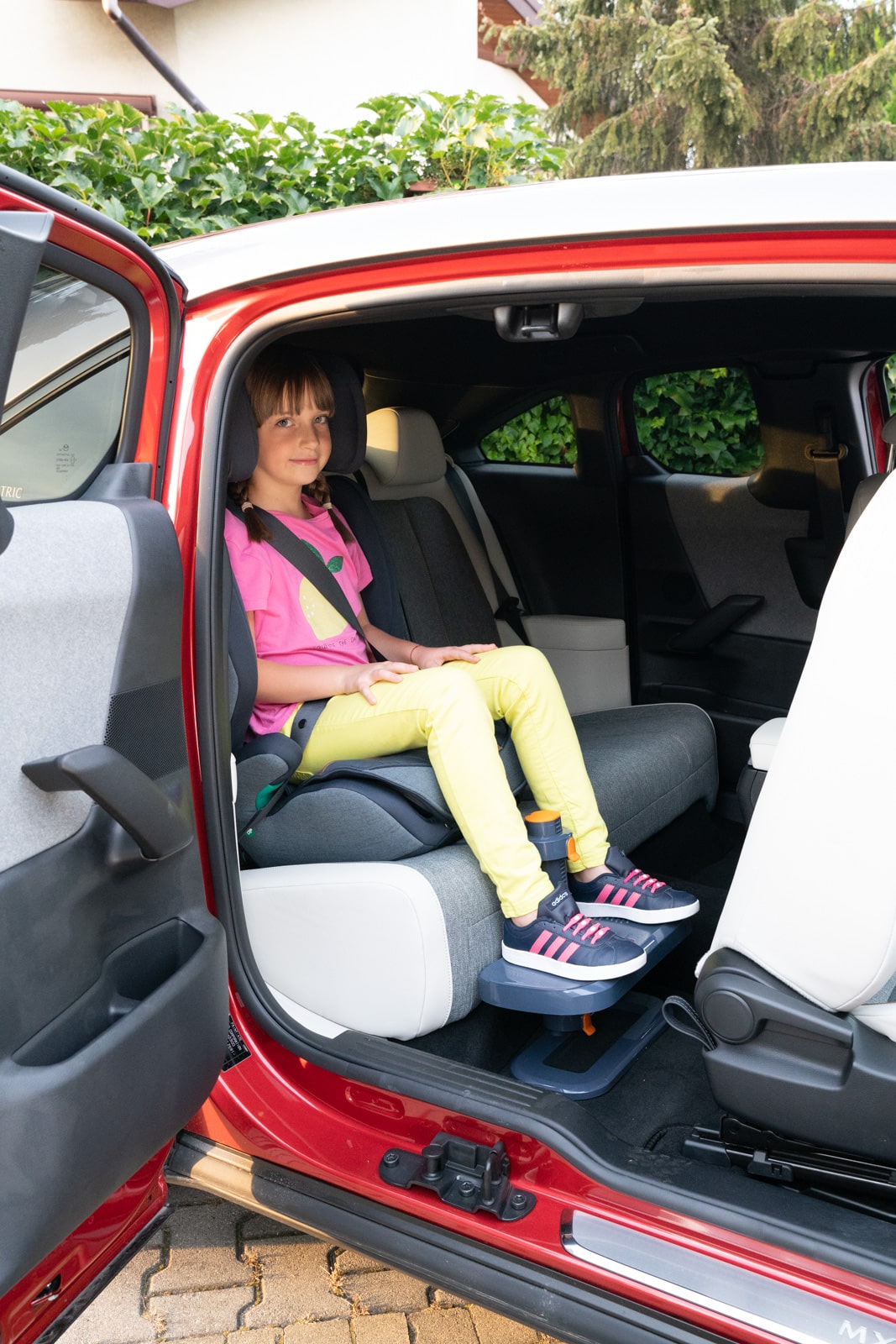 KneeGuardKids 4 Turvaistuimen jalkatuki 6 KneeGuard Kids 4